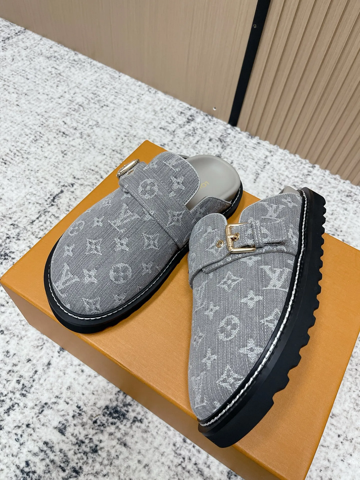 [L Family] P: 460💰 Size: 35-46 (female 40.41, male 45 46 custom-made) Top version Louis vuitton Lv new couple Birkenstock slippers. Cute and cute, not too good on the feet. Simple and high-end slingback design. Ready to wear and go. Good news for lazy people. Imported cowhide leather upper/imported old calico. Original hardware buckle, original molded high-density foam outsole.